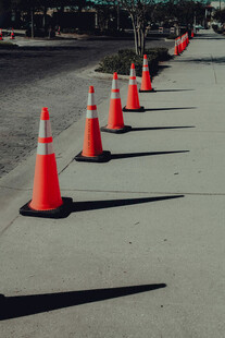 道路上排列的橙色交通锥