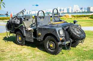 户外越野型军用吉普车