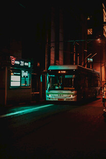 夜晚街头的亮灯双层巴士