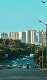 城市道路上的繁忙交通景象