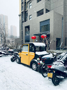 雪天街头的环卫清扫车