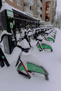 雪中停放的共享电动自行车