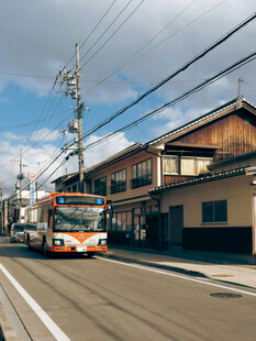 日本街道的行驶公交
