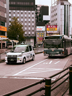 城市街道上的车辆与公交