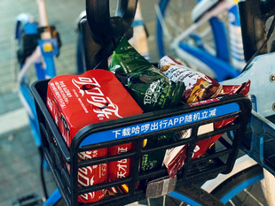 户外骑行篮中的多样饮料