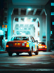 都市夜色中的出租车
