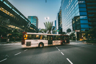 城市街道上行驶的公共汽车
