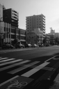 城市街道黑白景象