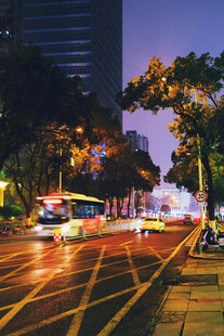 城市黄昏街头车水马龙景象