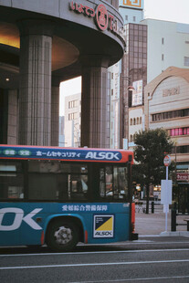 城市街头的蓝色公共汽车