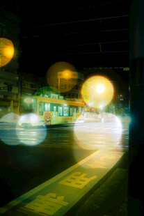 夜晚街道光斑模糊景象