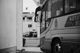 街道旁停靠的大巴车