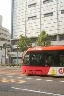 城市街道上的红色公共汽车
