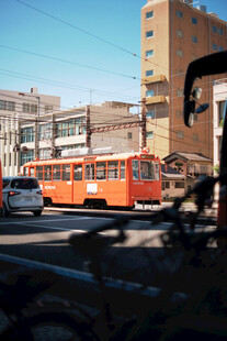 城市街道上的橙色复古公交车