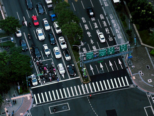 城市路口交通拥堵景象
