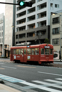 城市街头的复古红色公交车