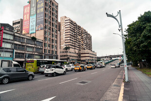 城市街道上的繁忙交通景象