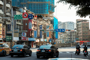城市街道繁忙景象