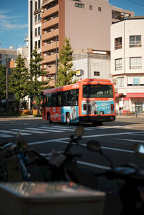 城市街头行驶的红色公交车