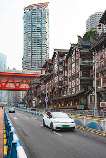 城市街道与新旧建筑景观