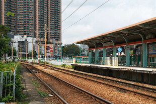 城市铁轨旁的现代建筑景观