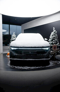雪覆汽车于现代建筑前