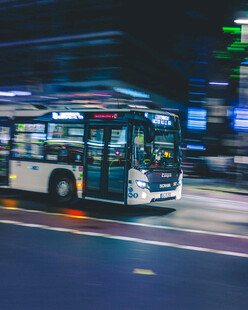 夜间行驶的城市公交