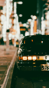夜晚街头的出租车