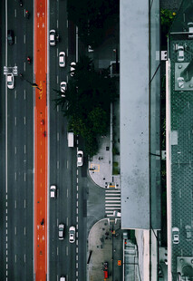 城市道路上的车辆景象