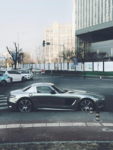 街道边停放的时尚银色轿车