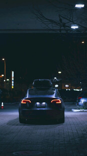 夜晚街道上的黑色轿车