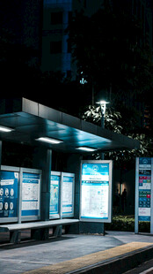 夜晚公交站台的灯箱广告