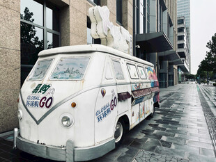 复古白色餐车停于城市街道
