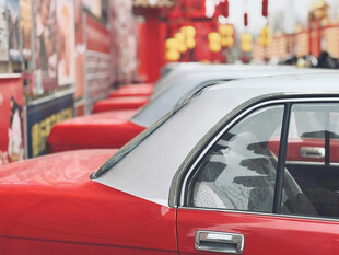 街头停放的红色复古汽车