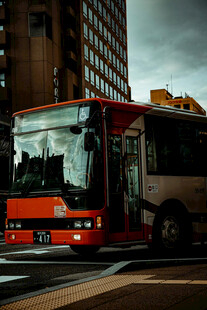 城市街道上的红色公共汽车