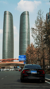 城市道路上的双塔建筑景观