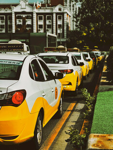 路边整齐停放的出租车