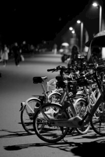 夜晚街边停放的一排自行车