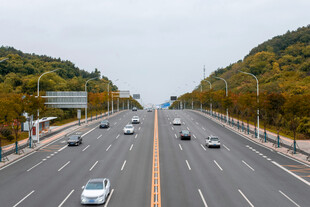 宽阔公路上车辆有序行驶