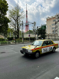 复古出租车行驶在城市街道