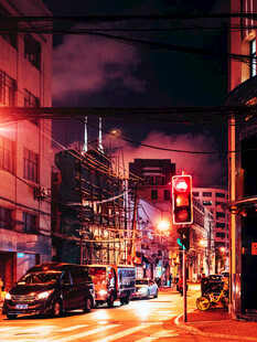 城市夜晚繁忙街道景象