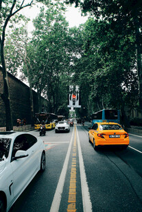 城市道路上行驶的出租车