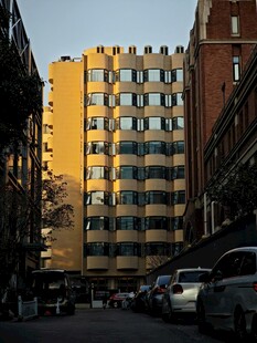 城市街道旁的黄色多层建筑