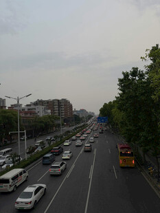 城市繁忙道路上的车辆川流