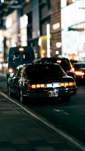 夜晚街头的复古汽车