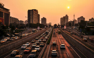 夕阳下城市繁忙交通景象