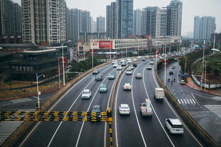 城市繁忙交通路口景象