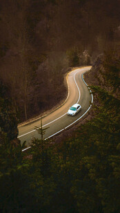 蜿蜒公路上的夜行车辆