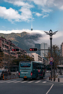 城市街道上的公交与远山