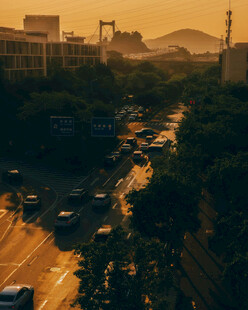 黄昏时分城市繁忙交通景象